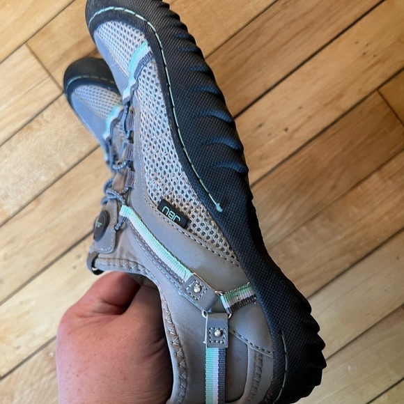 Stylish Gray Women's Sneakers - Picture 4 of 6